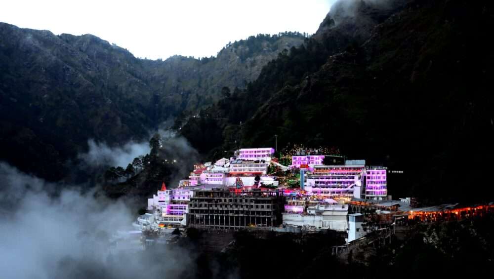 Travel Agents in Kashmir Vaishno Devi Couple & Family Tour Packages from Gujrat, Vadodara, Chennai, Delhi | Budget Vaishno Devi trip with Kashmir | Vaishno-Devi itinerary with Deluxe Hotels